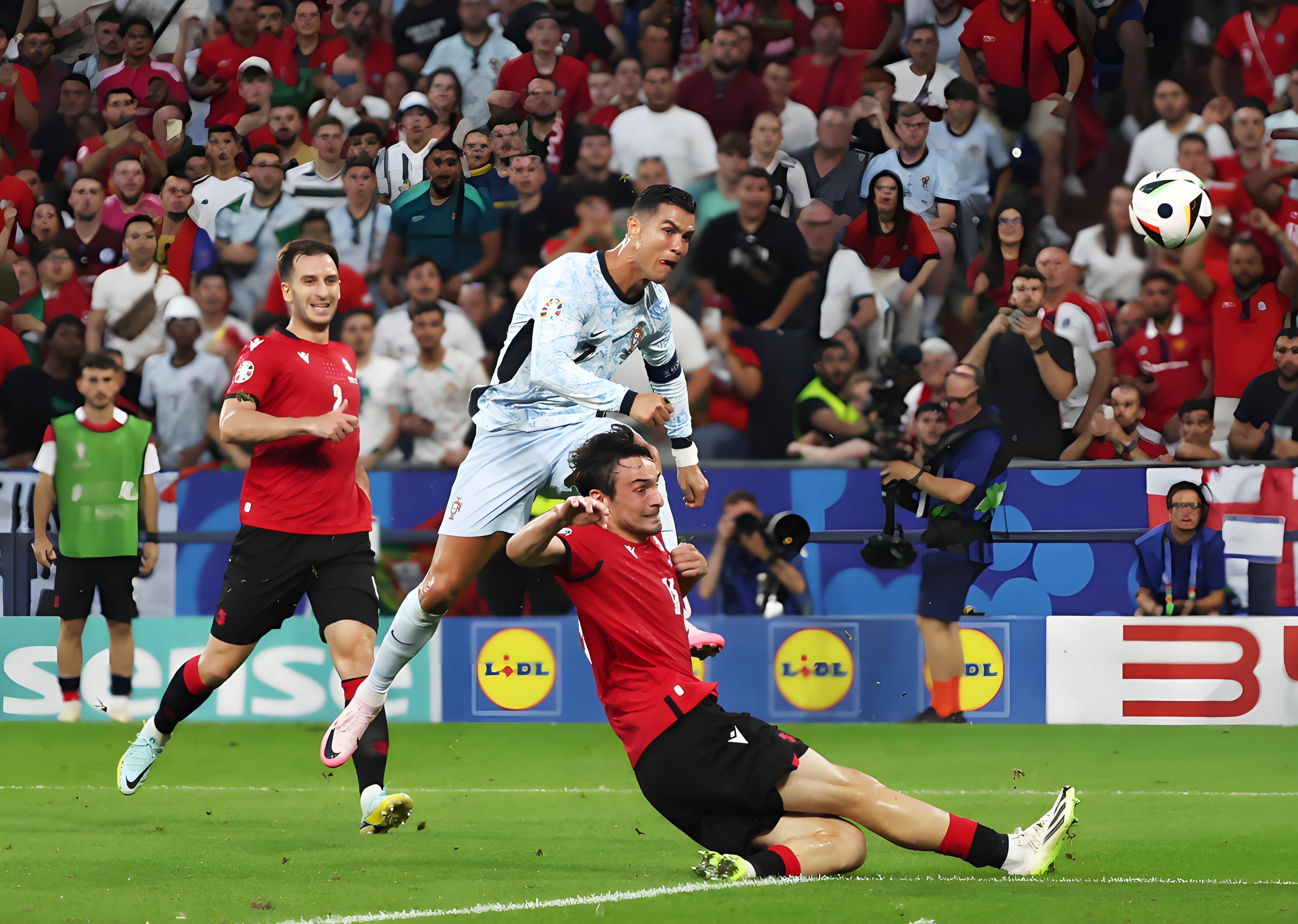 九游娱乐-关于C罗在澳大利亚队比赛中惊险取胜，精彩发挥引发热议！的信息